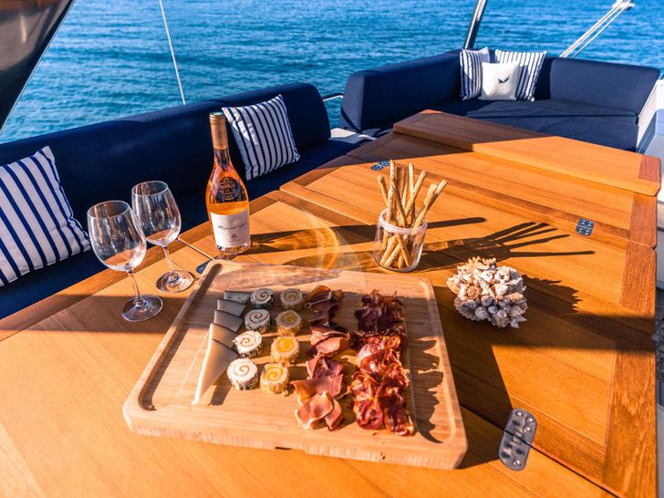 MARIAH PRINCESS III Lagoon Seventy 7 - alfresco dining table MARIAH PRINCESS III Lagoon Seventy 7 - alfresco dining table