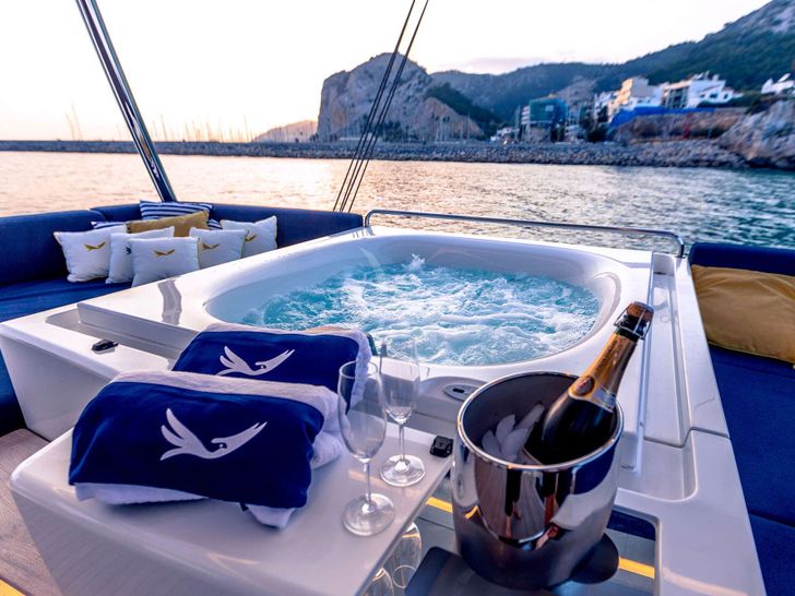MARIAH PRINCESS III Lagoon Seventy 7 - flybridge jacuzzi MARIAH PRINCESS III Lagoon Seventy 7 - flybridge jacuzzi