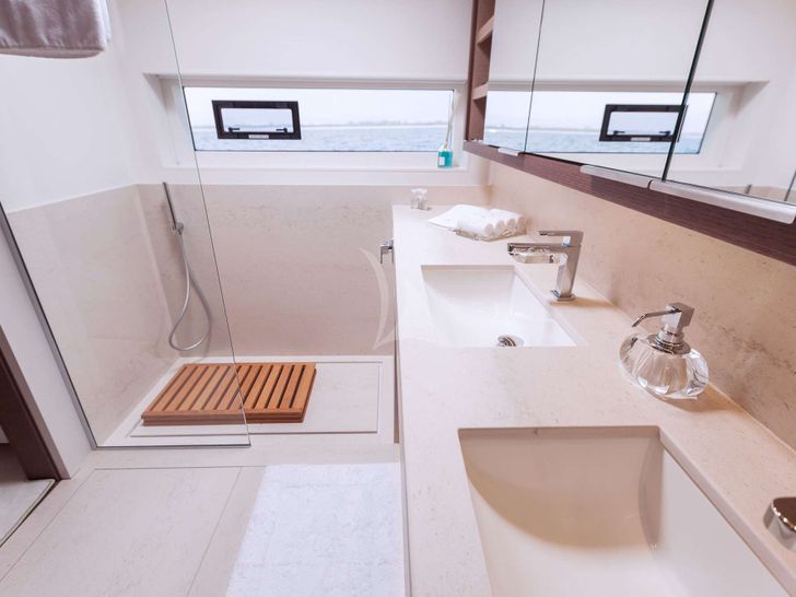 MARIAH PRINCESS III Lagoon Seventy 7 - master cabin bathroom MARIAH PRINCESS III Lagoon Seventy 7 - master cabin bathroom