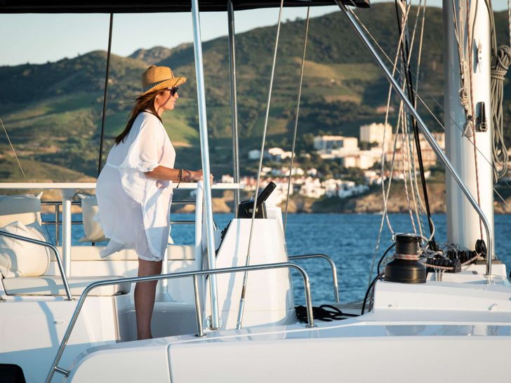 YEMAYA Bali 4.8 - guest on the flybridge YEMAYA Bali 4.8 - guest on the flybridge