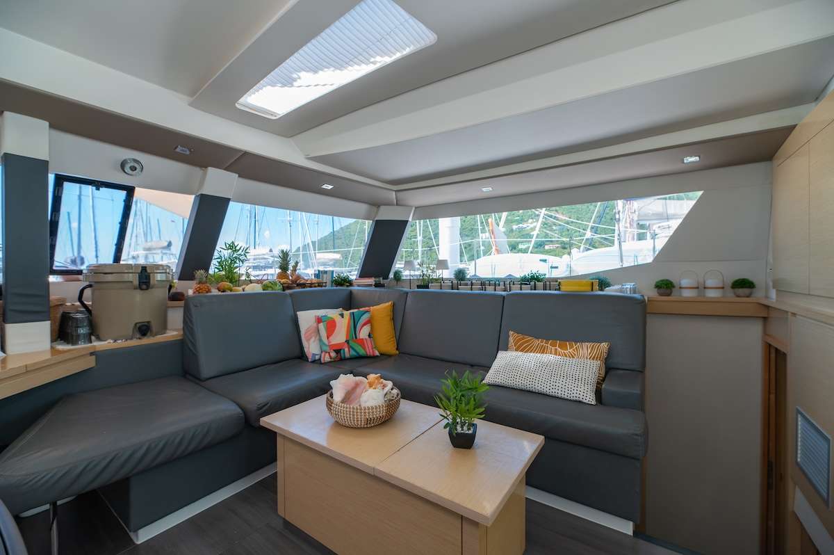 PURPOSE Fountaine Pajot Saba 50 - saloon