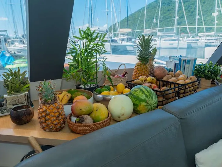 PURPOSE Fountaine Pajot Saba 50 - fruits displayed in the saloon PURPOSE Fountaine Pajot Saba 50 - fruits displayed in the saloon