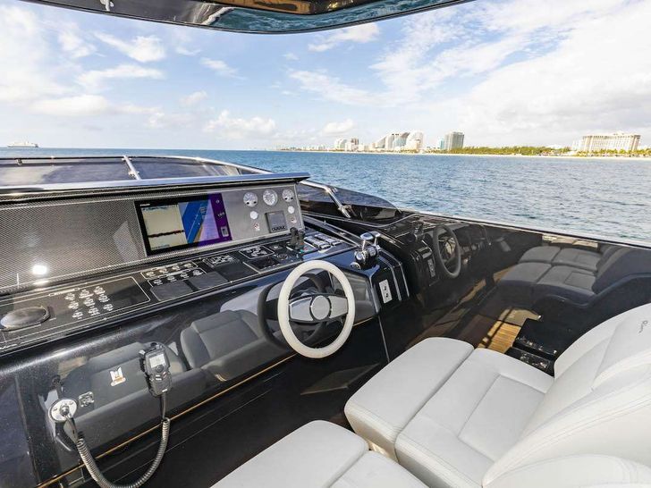 NO SURRENDER Riva Dolcevita 110 - sundeck helm NO SURRENDER Riva Dolcevita 110 - sundeck helm