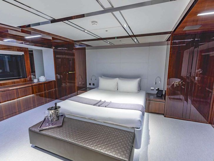 NO SURRENDER Riva Dolcevita 110 - master cabin NO SURRENDER Riva Dolcevita 110 - master cabin