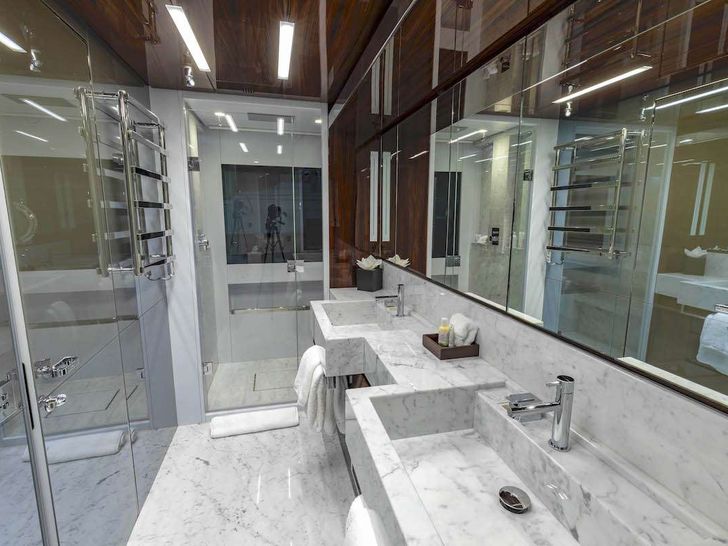 NO SURRENDER Riva Dolcevita 110 - master cabin bathroom NO SURRENDER Riva Dolcevita 110 - master cabin bathroom