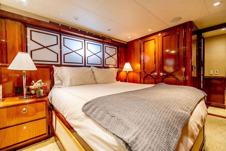 Charter Yacht SUMMERTIME II - Hatteras 116 - 4 Cabins - Nassau - Staniel Cay - Exumas