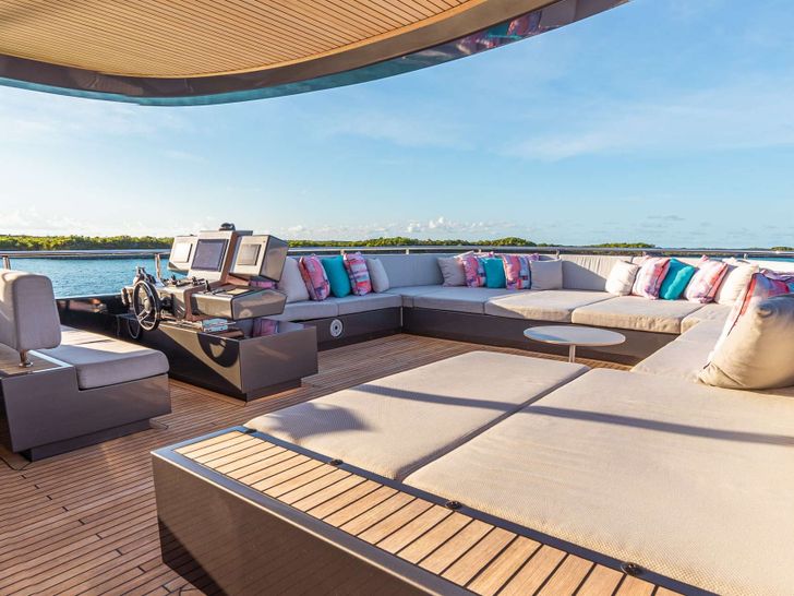 VIVACE Alpha Spritz 102 - flybridge seating and sun bed VIVACE Alpha Spritz 102 - flybridge seating and sun bed