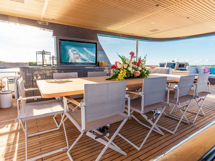 VIVACE Alpha Spritz 102 - flybridge dining area with TV VIVACE Alpha Spritz 102 - flybridge dining area with TV