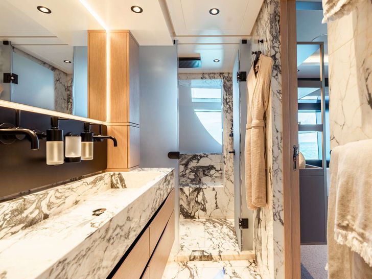 VIVACE Alpha Spritz 102 - master cabin bathroom VIVACE Alpha Spritz 102 - master cabin bathroom