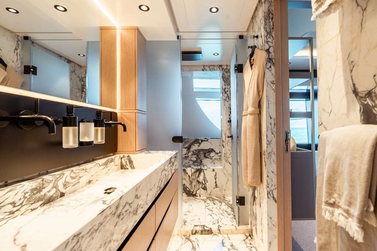 Charter Yacht VIVACE - Alpha Spritz 102 - 5 Cabins - Nassau - Staniel Cay - Exumas