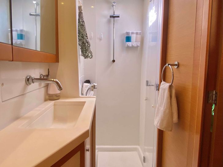 KNOT 5280 Lagoon 450F - cabin 1 bathroom KNOT 5280 Lagoon 450F - cabin 1 bathroom