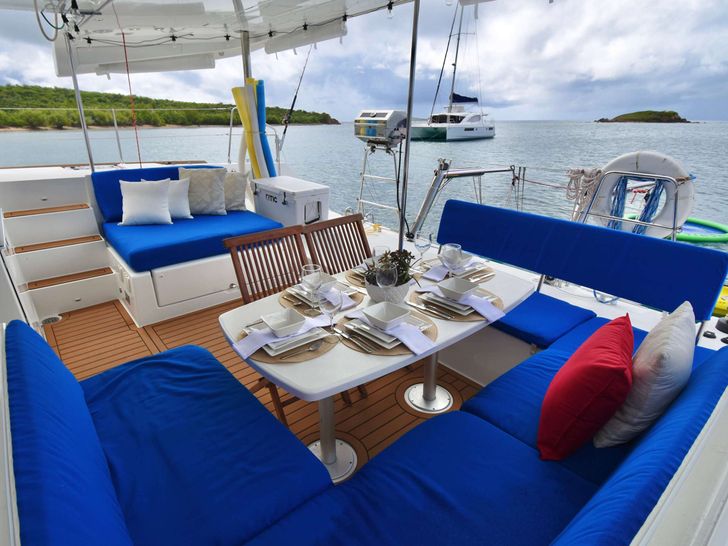 KNOT 5280 Lagoon 450F - aft deck dining area KNOT 5280 Lagoon 450F - aft deck dining area