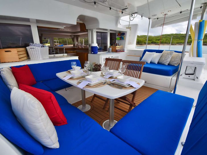 KNOT 5280 Lagoon 450F - aft deck alfresco dining set up KNOT 5280 Lagoon 450F - aft deck alfresco dining set up