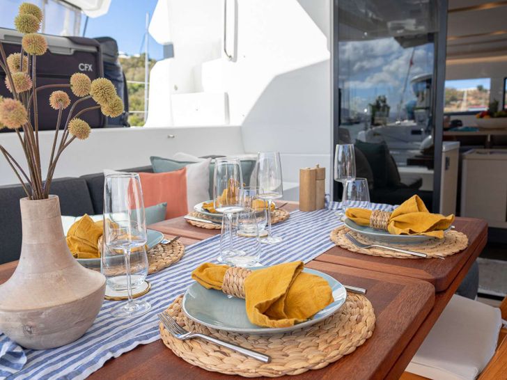 WANDERLUST Lagoon 50 - alfresco dining set up WANDERLUST Lagoon 50 - alfresco dining set up