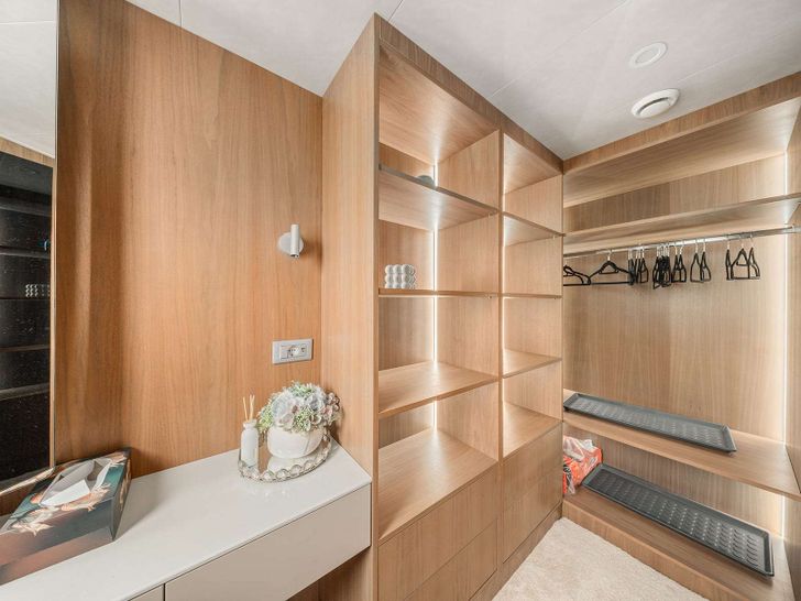 CRISTAL Custom 49m - master cabin walk-in closet CRISTAL Custom 49m - master cabin walk-in closet