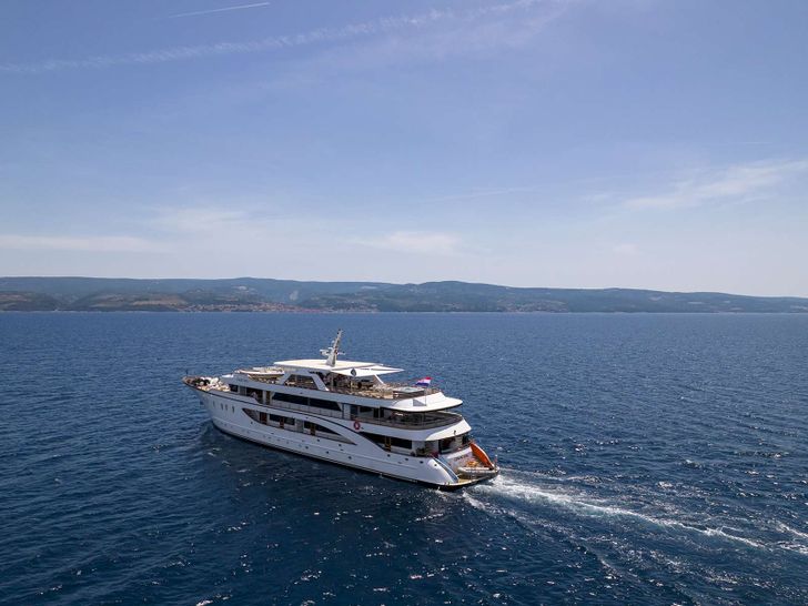 CRISTAL 49m Custom Motor Yacht Cruising CRISTAL 49m Custom Motor Yacht Cruising