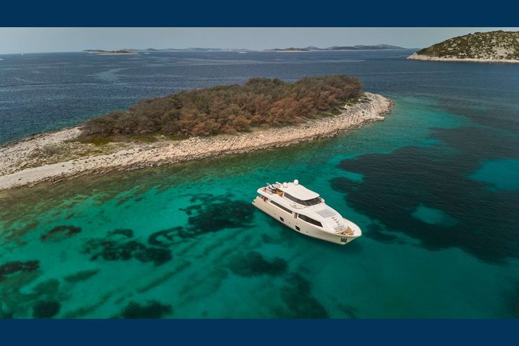 Charter Yacht FRIENDS BOAT - Ferretti Customline Navetta 86 - 4 Cabins - Split - Hvar - Dubrovnik