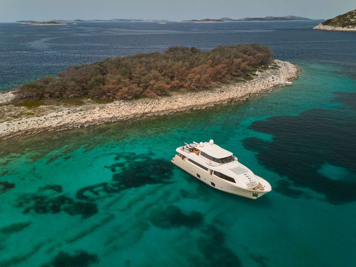 FRIEND'S BOAT Ferretti Customline Navetta 86 Island Views FRIEND'S BOAT Ferretti Customline Navetta 86 Island Views