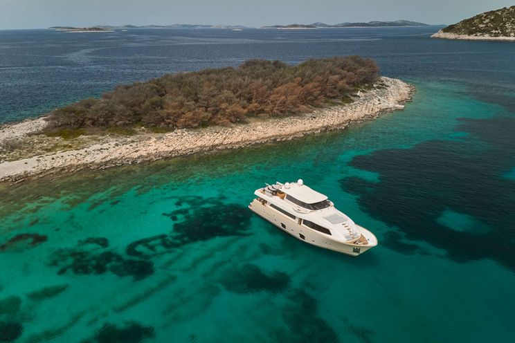 Charter Yacht FRIENDS BOAT - Ferretti Customline Navetta 86 - 4 Cabins - Split - Hvar - Dubrovnik