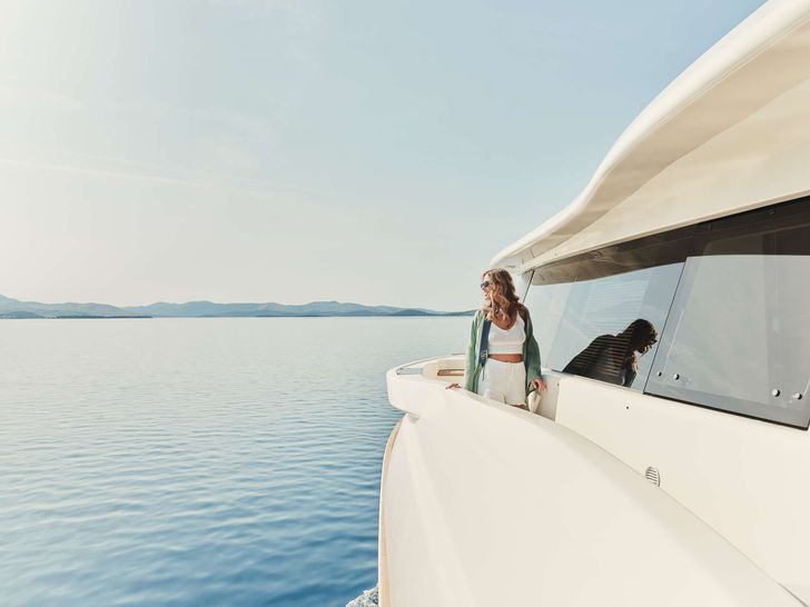 FRIEND'S BOAT Ferretti Customline Navetta 86 Views FRIEND'S BOAT Ferretti Customline Navetta 86 Views