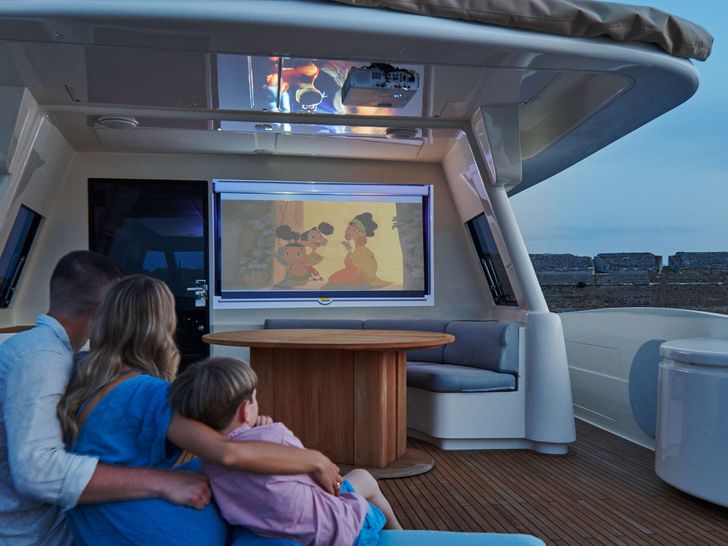 FRIEND'S BOAT Ferretti Customline Navetta 86 Entertainment FRIEND'S BOAT Ferretti Customline Navetta 86 Entertainment