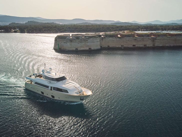 FRIEND'S BOAT Ferretti Customline Navetta 86 Cruising FRIEND'S BOAT Ferretti Customline Navetta 86 Cruising