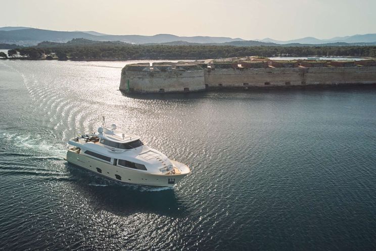 Charter Yacht FRIENDS BOAT - Ferretti Customline Navetta 86 - 4 Cabins - Split - Hvar - Dubrovnik