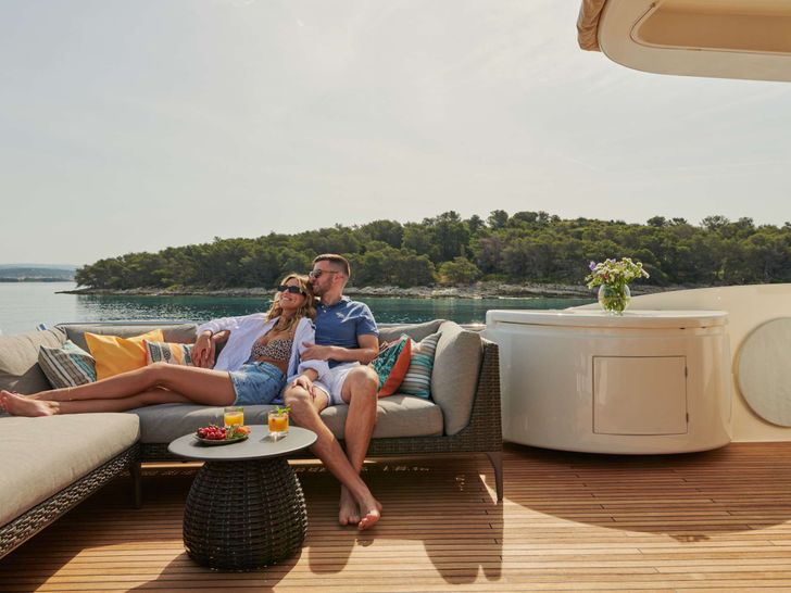 FRIEND'S BOAT Ferretti Customline Navetta 86 Deck FRIEND'S BOAT Ferretti Customline Navetta 86 Deck