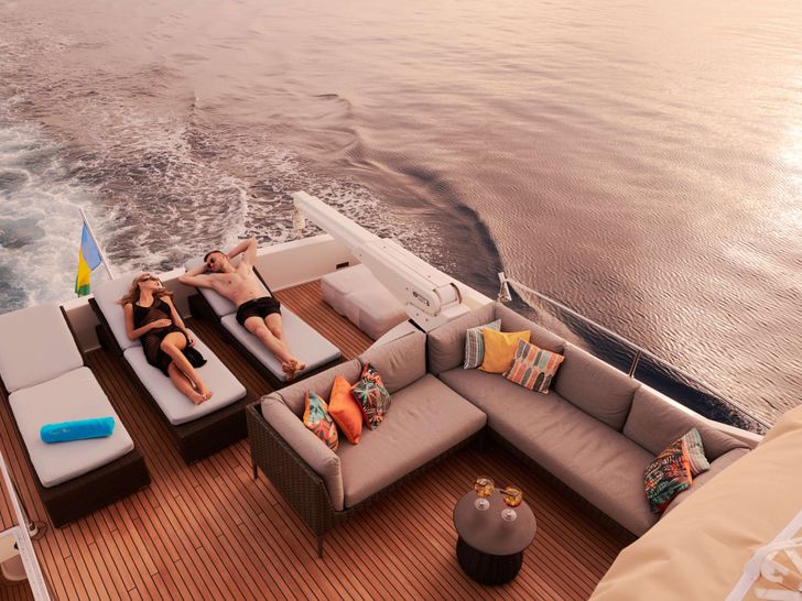 FRIEND'S BOAT Ferretti Customline Navetta 86 Sunbathing Area FRIEND'S BOAT Ferretti Customline Navetta 86 Sunbathing Area