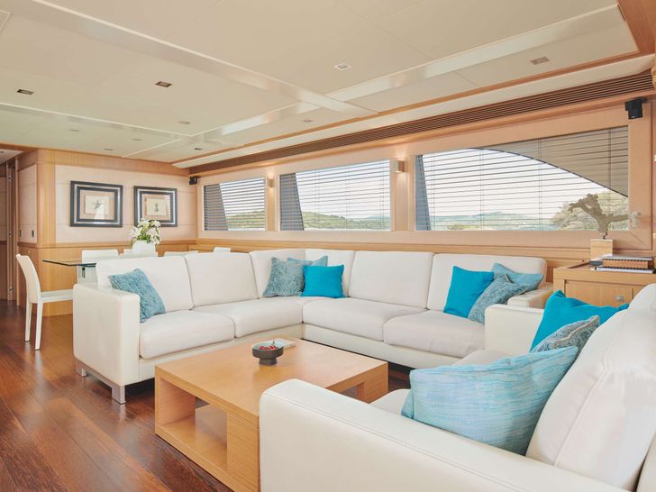 FRIEND'S BOAT Ferretti Customline Navetta 86 Saloon FRIEND'S BOAT Ferretti Customline Navetta 86 Saloon