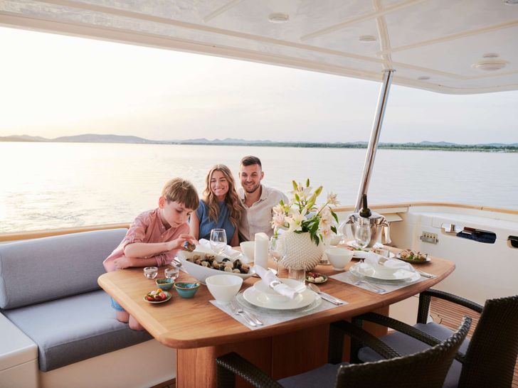 FRIEND'S BOAT Ferretti Customline Navetta 86 Aft Deck Alfresco Dining FRIEND'S BOAT Ferretti Customline Navetta 86 Aft Deck Alfresco Dining