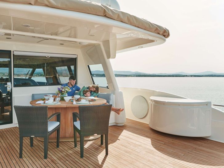 FRIEND'S BOAT Ferretti Customline Navetta 86 Alfresco Dining on Sundeck FRIEND'S BOAT Ferretti Customline Navetta 86 Alfresco Dining on Sundeck