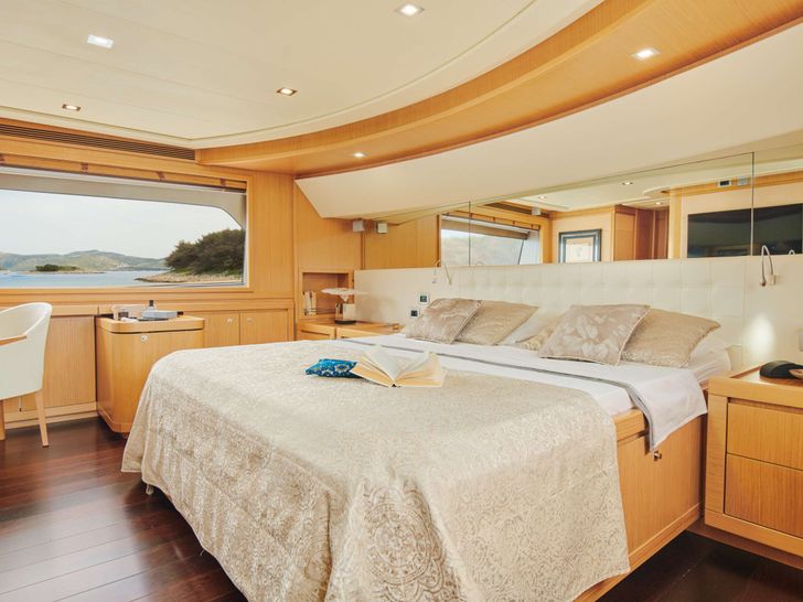 FRIEND'S BOAT Ferretti Customline Navetta 86 Master Cabin FRIEND'S BOAT Ferretti Customline Navetta 86 Master Cabin
