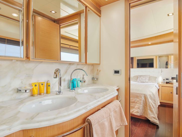 FRIEND'S BOAT Ferretti Customline Navetta 86 Master Bathroom FRIEND'S BOAT Ferretti Customline Navetta 86 Master Bathroom