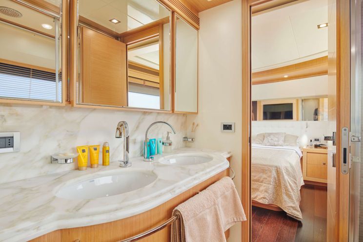 Charter Yacht FRIENDS BOAT - Ferretti Customline Navetta 86 - 4 Cabins - Split - Hvar - Dubrovnik