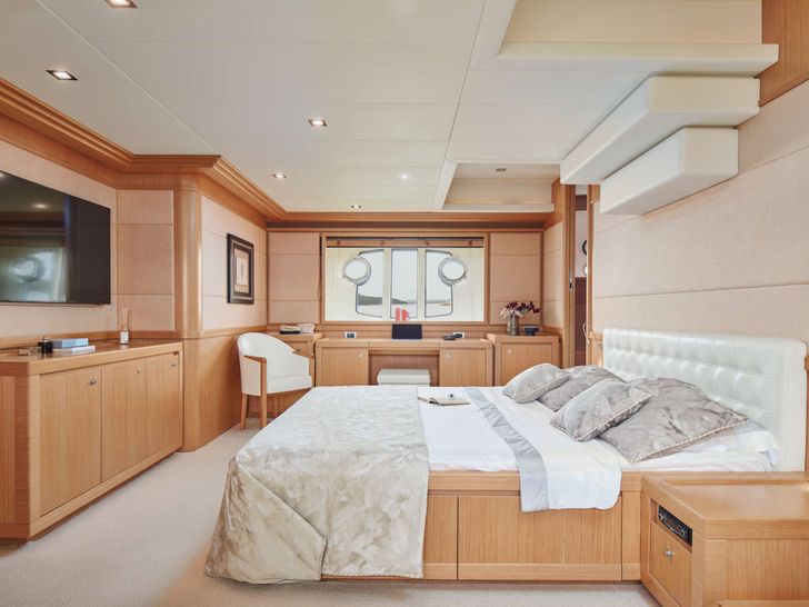 FRIEND'S BOAT Ferretti Customline Navetta 86 VIP Cabin FRIEND'S BOAT Ferretti Customline Navetta 86 VIP Cabin