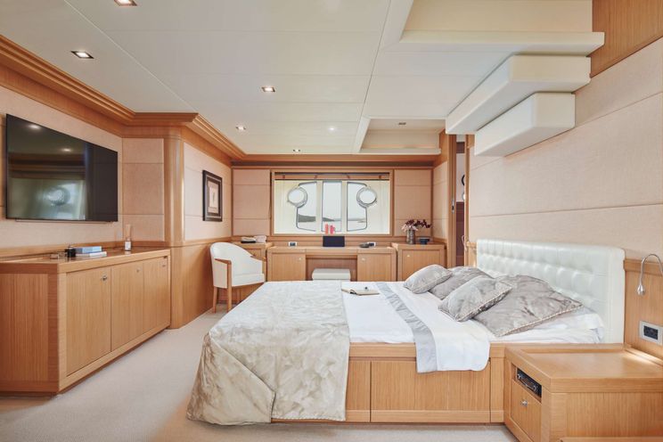 Charter Yacht FRIENDS BOAT - Ferretti Customline Navetta 86 - 4 Cabins - Split - Hvar - Dubrovnik