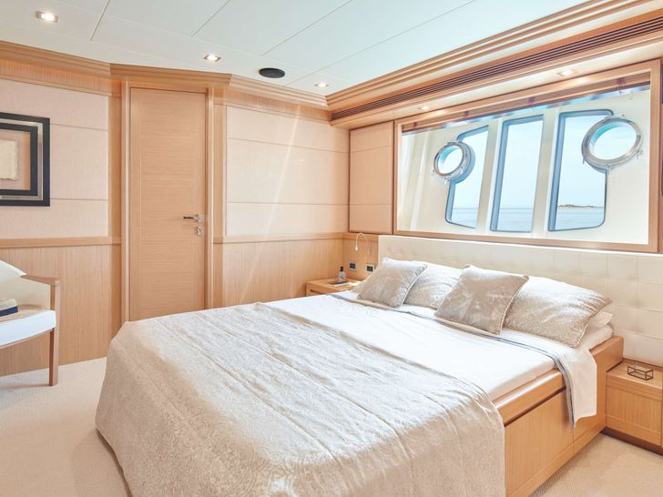 FRIEND'S BOAT Ferretti Customline Navetta 86 Twin Convertible Cabin