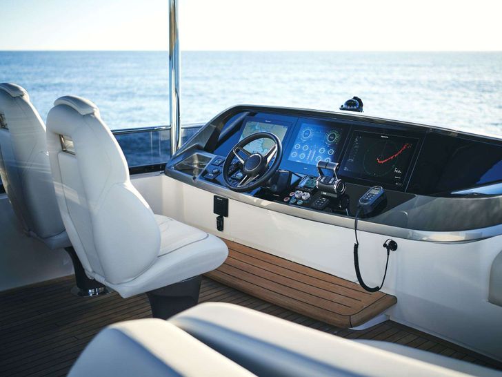 ELIZABETH Princess Y72 crewed Motor Yacht Cockpit ELIZABETH Princess Y72 crewed Motor Yacht Cockpit