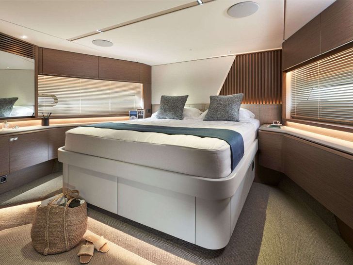 ELIZABETH Princess Y72 crewed Motor Yacht VIP Cabin ELIZABETH Princess Y72 crewed Motor Yacht VIP Cabin