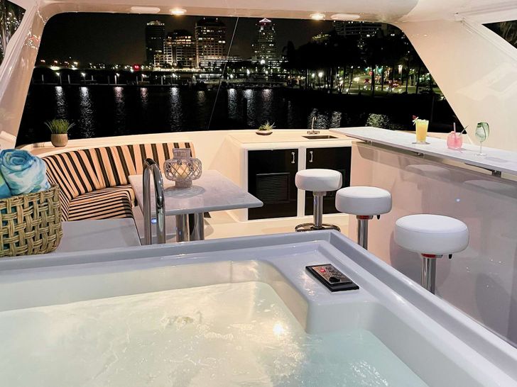 LONE STAR Hatteras 130 Crewed Motor Yacht Jacuzzi LONE STAR Hatteras 130 Crewed Motor Yacht Jacuzzi