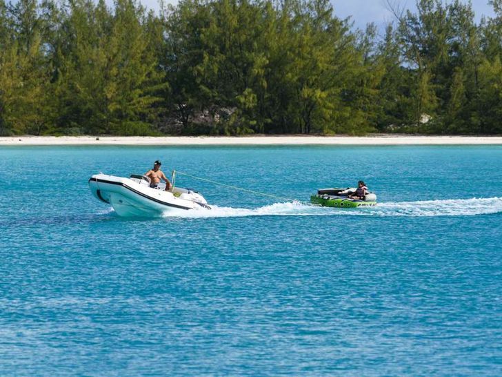 LONE STAR Hatteras 130 Crewed Motor Yacht Water Toys LONE STAR Hatteras 130 Crewed Motor Yacht Water Toys