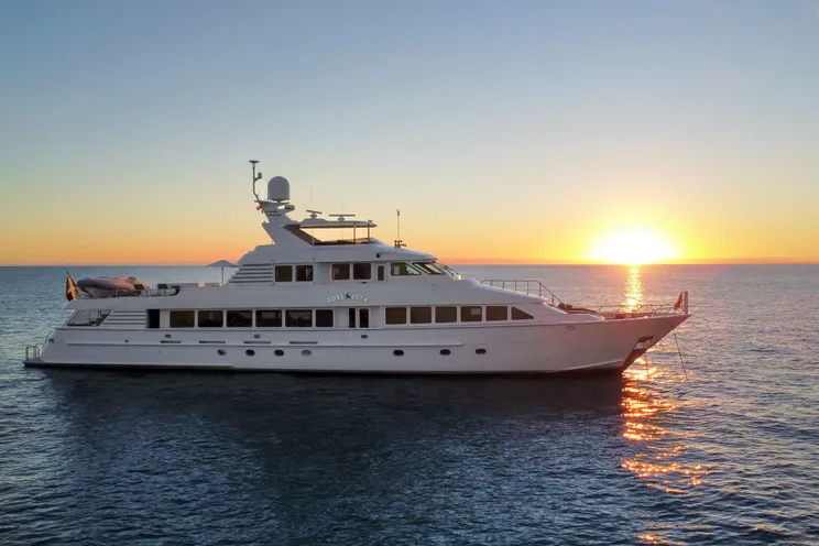Charter Yacht LONE STAR - Hatteras 130 - 5 Cabins - Nassau - Bahamas - Palm Beach
