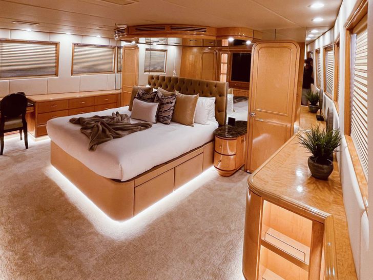 LONE STAR Hatteras 130 Crewed Motor Yacht Master Cabin