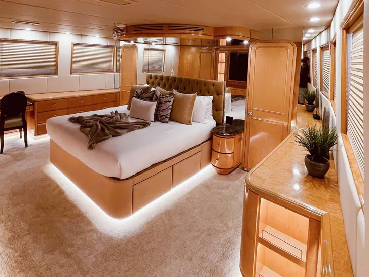 LONE STAR Hatteras 130 Crewed Motor Yacht Master Cabin LONE STAR Hatteras 130 Crewed Motor Yacht Master Cabin