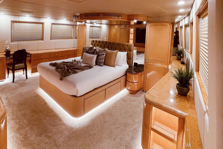 Charter Yacht LONE STAR - Hatteras 130 - 5 Cabins - Nassau - Bahamas - Palm Beach