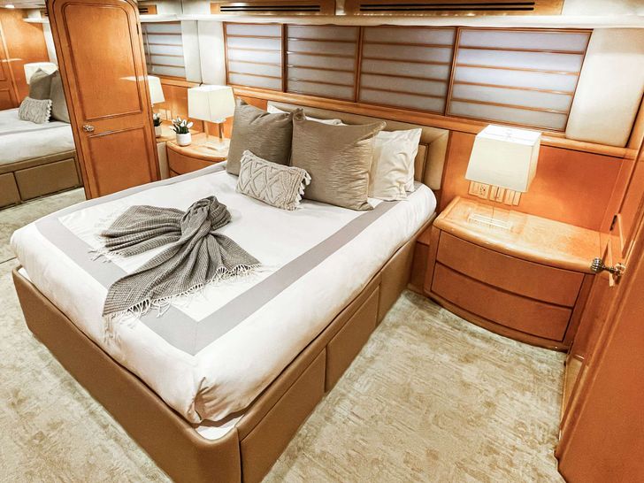 LONE STAR Hatteras 130 Crewed Motor Yacht Double Cabin