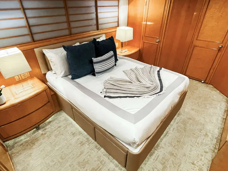 LONE STAR Hatteras 130 Crewed Motor Yacht Double Cabin 2 LONE STAR Hatteras 130 Crewed Motor Yacht Double Cabin 2