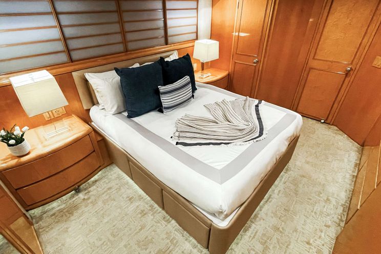 Charter Yacht LONE STAR - Hatteras 130 - 5 Cabins - Nassau - Bahamas - Palm Beach