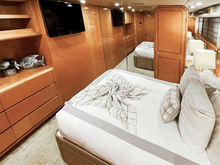 LONE STAR Hatteras 130 Crewed Motor Yacht Double Cabin 3